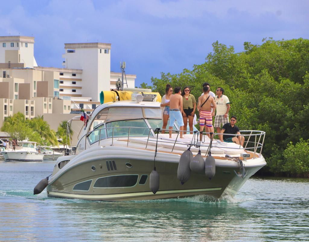 Renta del yate Atenea en Cancún
